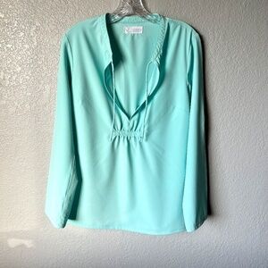 *FIRM PRICE* Carve Designs roll-up and snap sleeves, tie front lightweight top